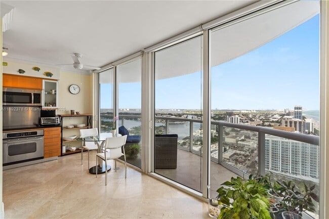 Foto del edificio - 6365 Collins Ave