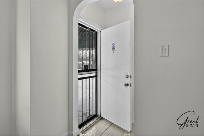 Foto del edificio - $1300 3 bedrooms