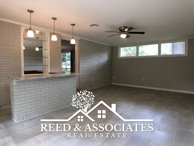 Building Photo - Completely Renovated East Memphis / Audubo...