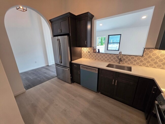 Building Photo - Newly Renovated 2 Bedroom Apartment *MOVE-...