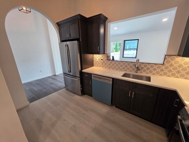 Foto del edificio - Newly Renovated 3 Bed Apartment *MOVE-IN S...