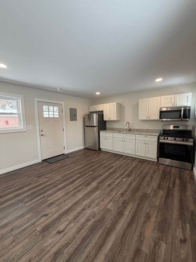 Building Photo - Beautifully remodeled and completed 1 bedroom apartment. FREE MONTH OF RENT!*