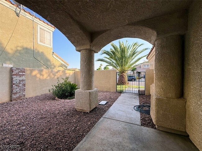 Building Photo - 9204 Vosburgh Dr