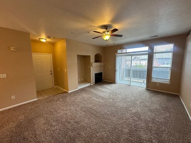 Building Photo - Move in ready 2-bedroom Condo- Community P...