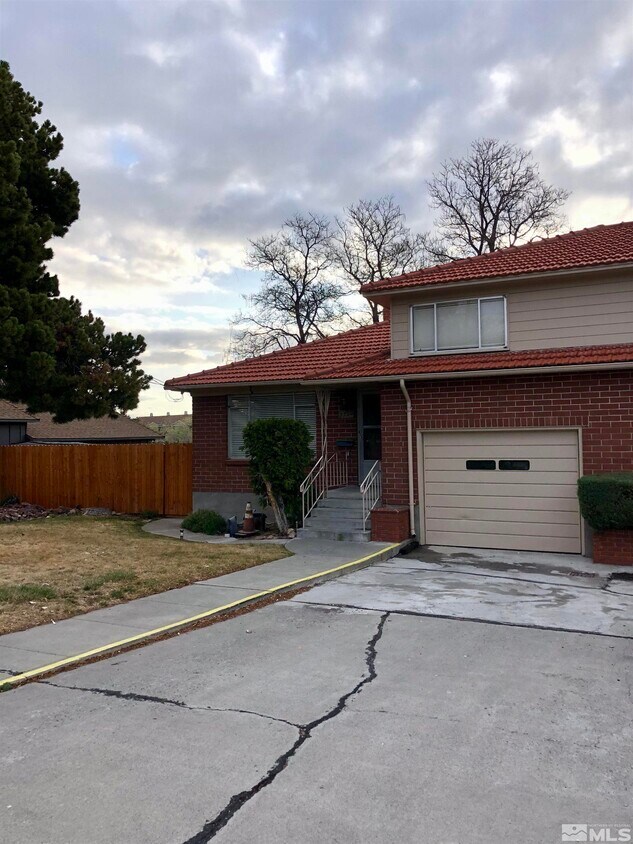 Primary Photo - 2750 Lakeside Dr
