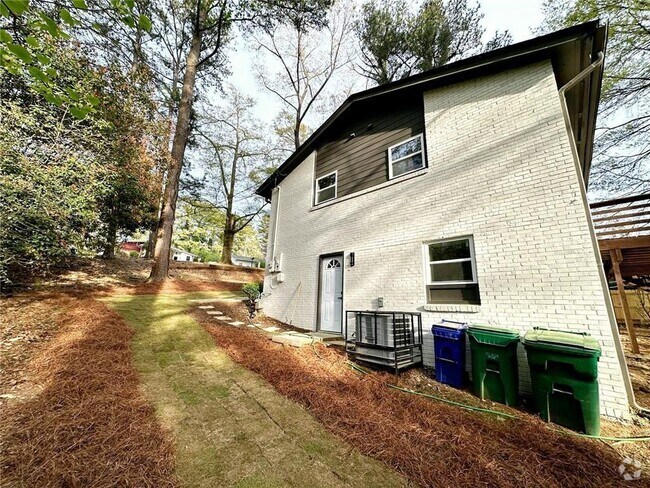 Building Photo - 2371 Cresta Dr