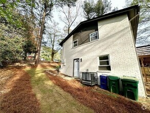 Building Photo - 2371 Cresta Dr