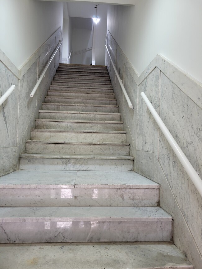 Foto del edificio - 930 W Belmont Ave