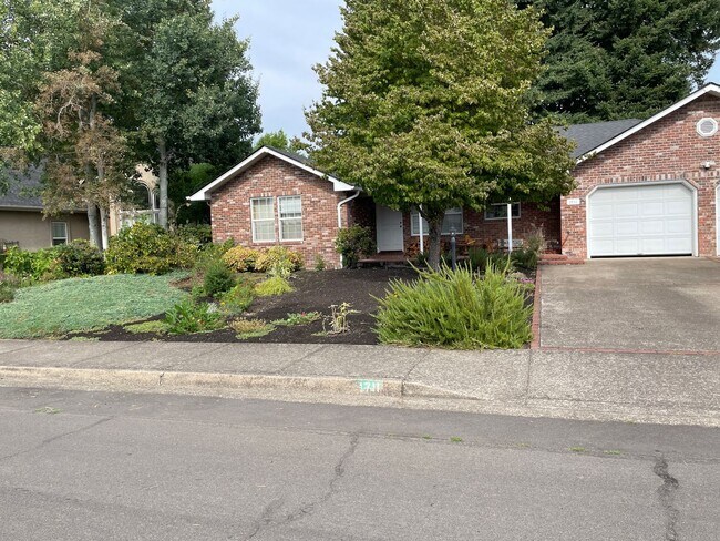 Building Photo - Beautifully updated 2 bedroom 2 bath house!