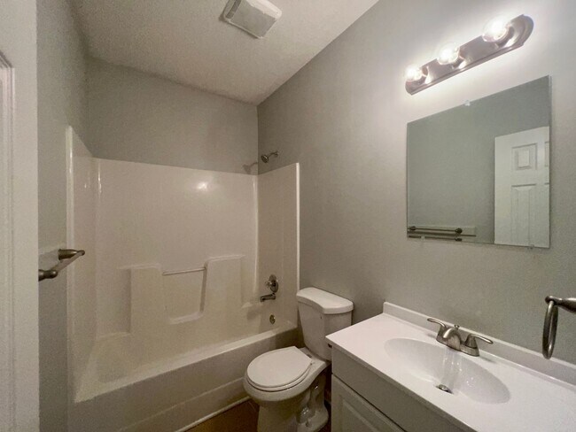 Foto del edificio - Newly Renovated Single Family Home | 4 BR/3BA | 1-Car Covered Parking | Gated backyard