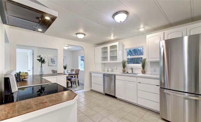 Building Photo - Remodeled home in Holly Hills!