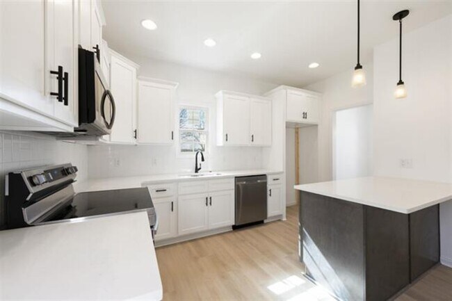 Building Photo - 3216 South Oaks