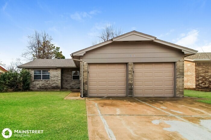 Primary Photo - 704 W HILLCREST DRIVE, MUSTANG, OK 73064
