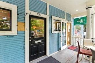 Building Photo - 906 NW 23rd Ave