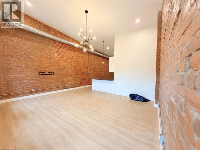 Building Photo - 185 King St E