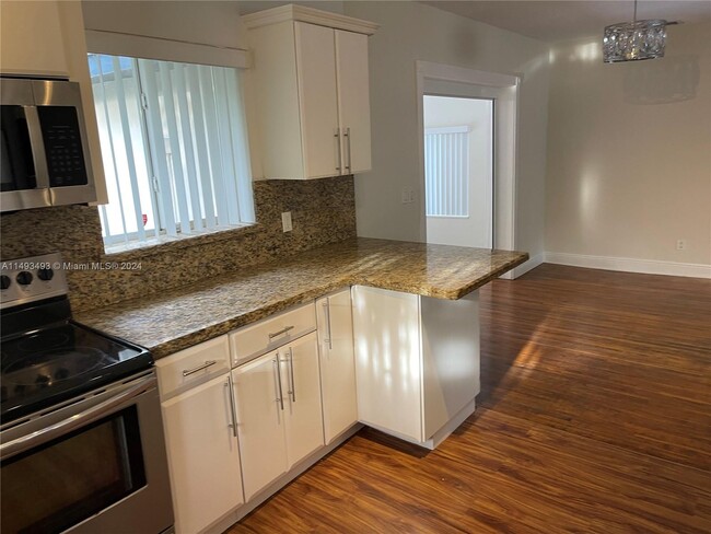 Foto del edificio - 855 NE 143rd St