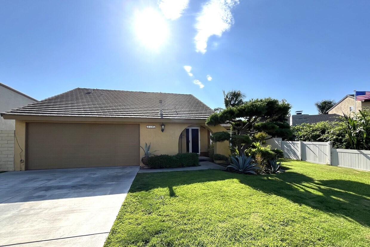 Primary Photo - Lovely Home with 3 bedrooms, 2 bath plus o...