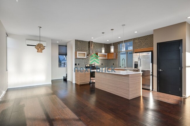 Foto del edificio - 3 BED & 2.5 BATH SINGLE FAMILY HOUSE FOR RENT