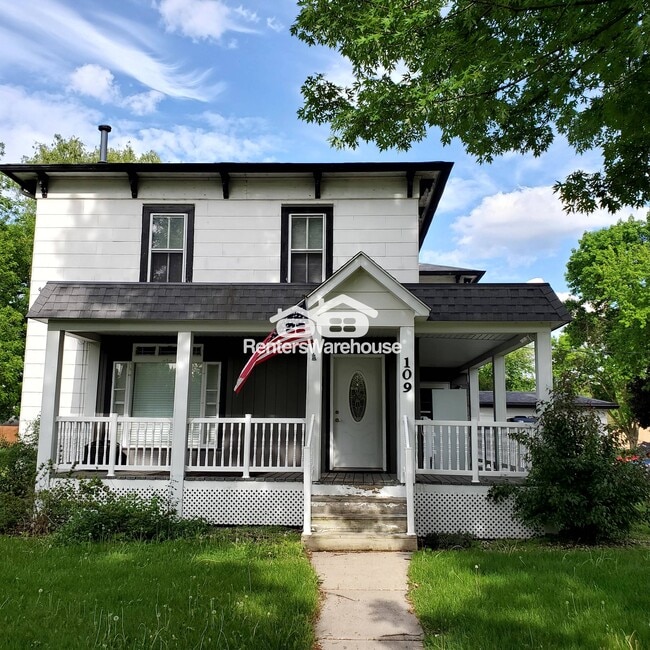 Building Photo - 109 4th Ave SE