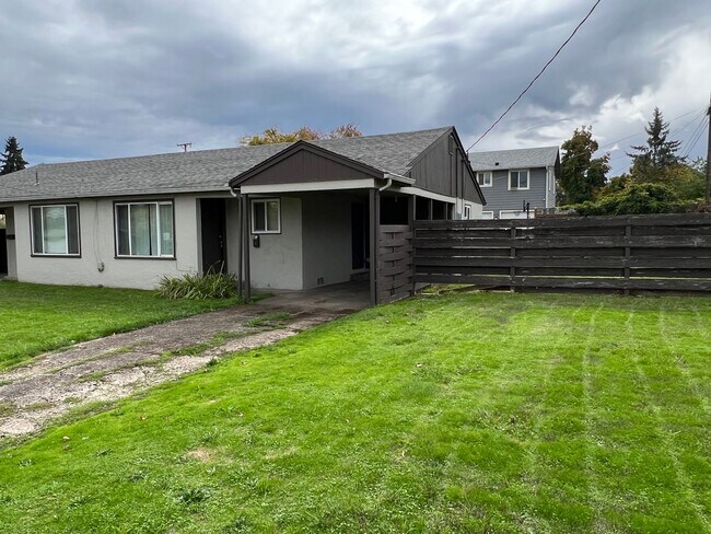 Building Photo - 2 Bedroom/ 1 Bath Unit- Available August 1...