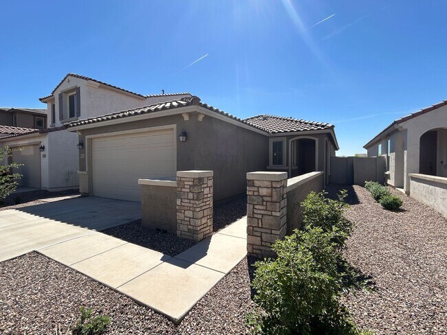 Foto del edificio - 17567 W Denton Ave