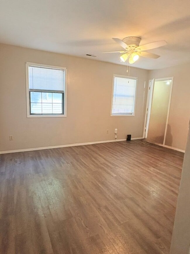 Building Photo - 531-C. N Oak Grove Ave