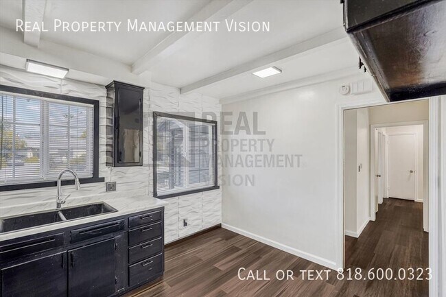 Building Photo - 3 bedroom, 2 bathroom single-family home w...