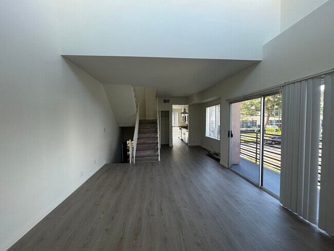 Foto del edificio - 450 N Van Ness Ave