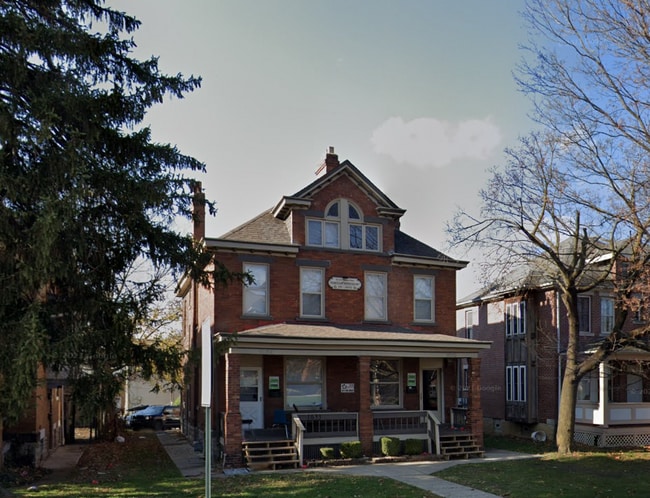 Building Photo - 1633-1635-1635 Summit St