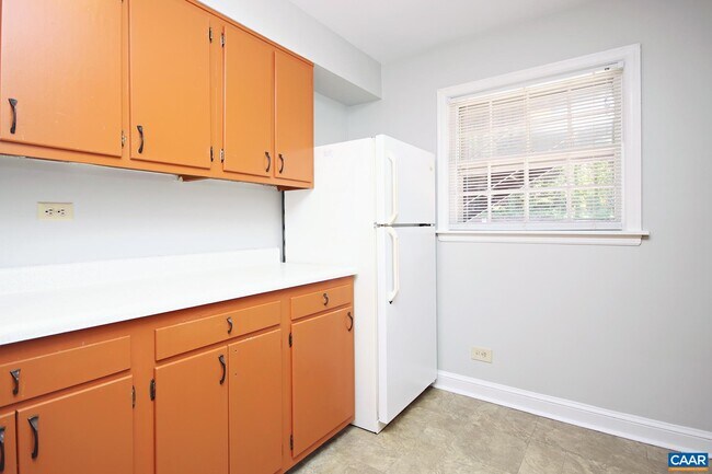 Building Photo - 2114 Ivy Rd