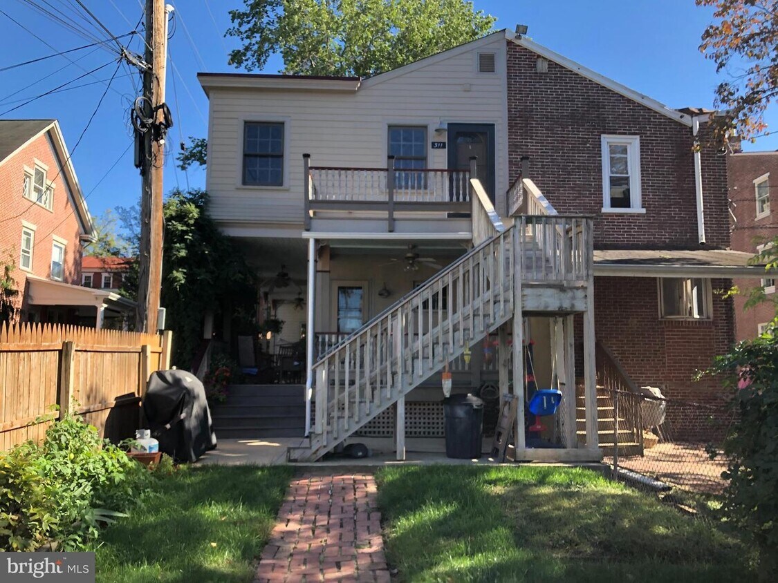 Building Photo - 311 W Miner St