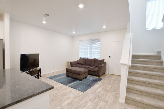 Building Photo - Painted Prairie Town Home for Rent! Brand ...