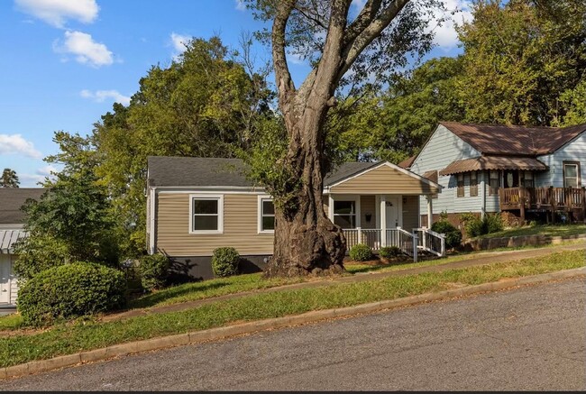 Building Photo - Beautifully Renovated 3 Bedroom 1 Bath Hom...