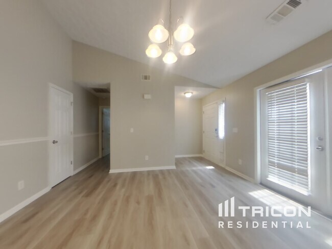 Foto del edificio - 239 Silver Ridge Dr