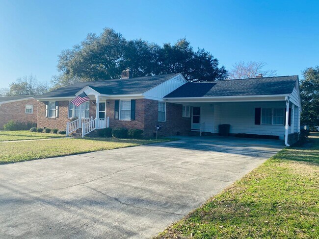 Building Photo - IMMACULATE & FULL OF CHARM! 3 Bedroom/ 2 B...