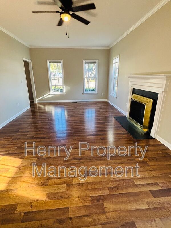 Foto del edificio - 5716 Brookshadow Dr