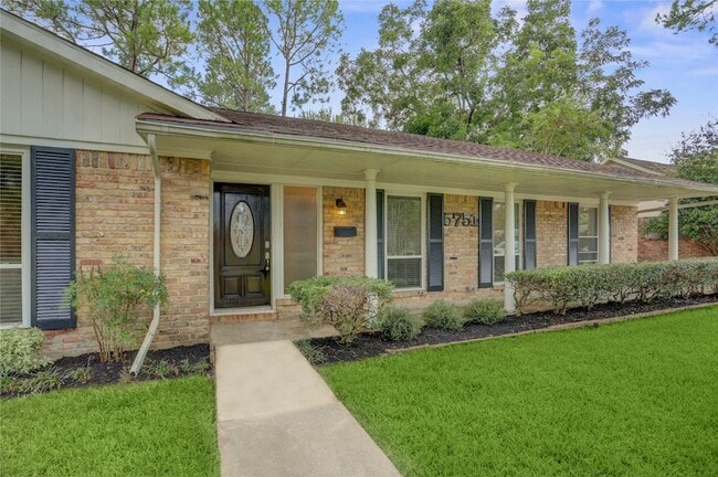 Foto del edificio - 5751 Creekbend Dr