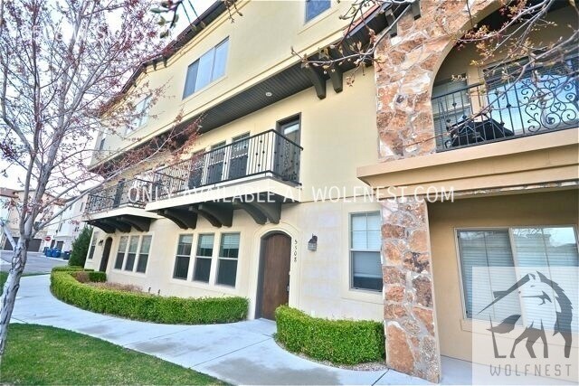 Building Photo - No Deposit Option! Sensational 3 Bedroom H...
