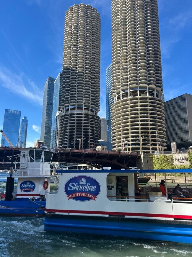 Foto del edificio - 300 N State St