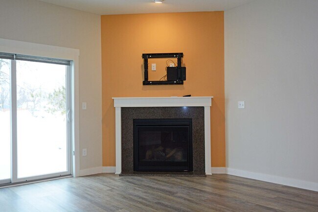 Foto del edificio - Beautiful 3 BD / 2.25 BA townhome in Rosem...