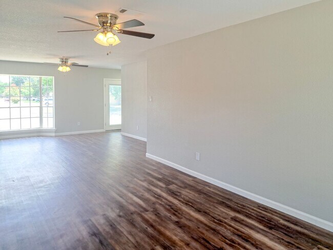 Foto del edificio - Spacious 3 bedroom 2 bath home w/ swimming...