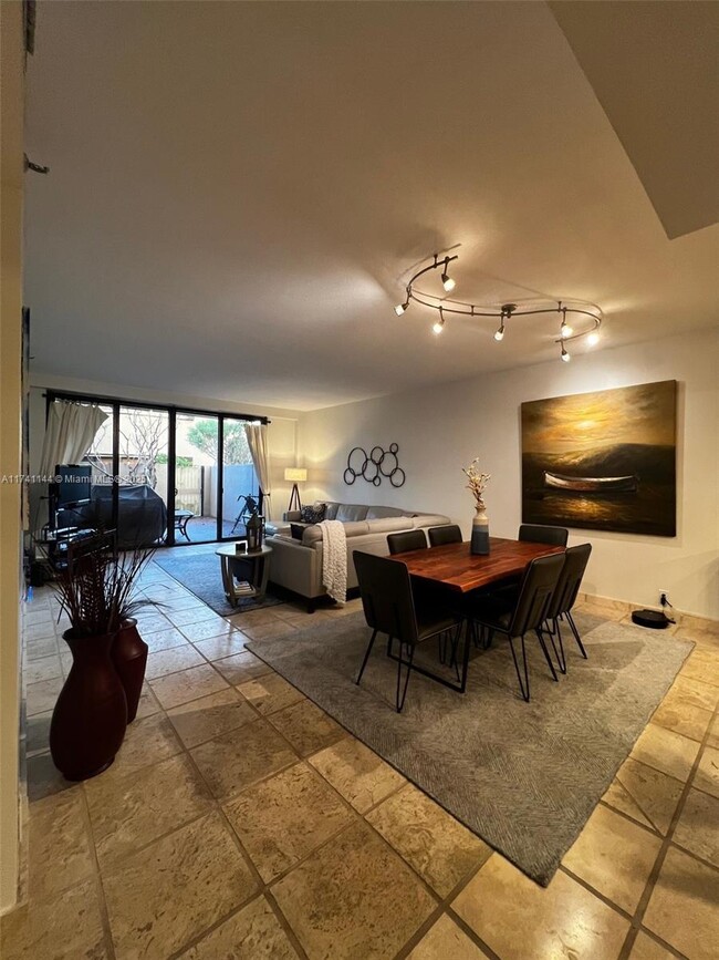 Foto del edificio - 251 Crandon Blvd