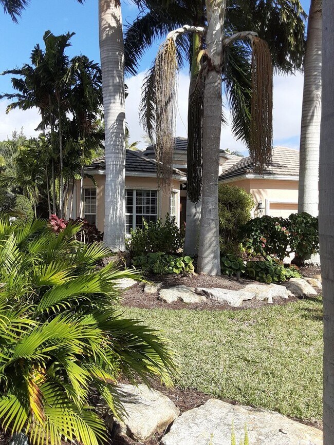 Building Photo - Annual unfurnished 3/2 SFH with pool in The Oaks!