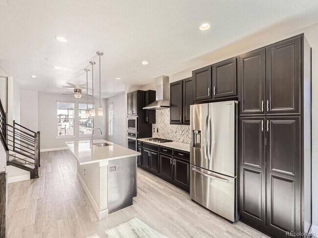 Foto del edificio - 2 bedroom townhome in Northfield Central Park Denver.