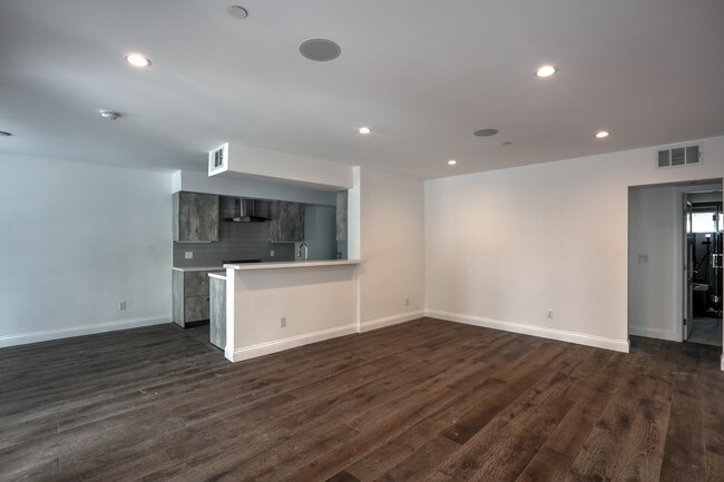 Building Photo - 1109 Alta Loma Rd