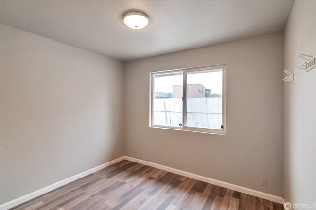 Building Photo - 730 S Elmgrove St