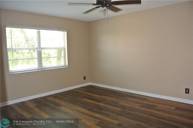Foto del edificio - 8735 Ramblewood Dr