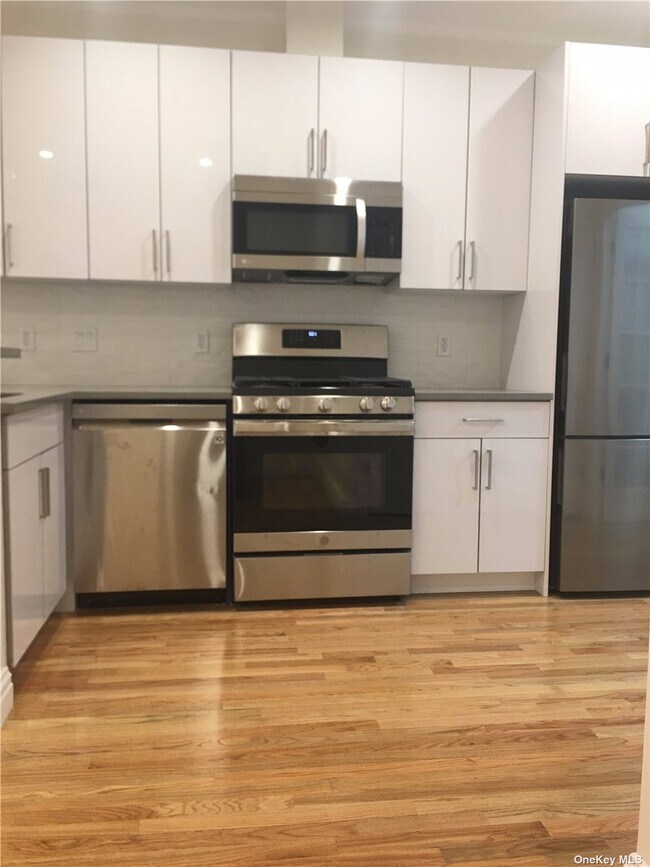 Foto del edificio - 60-81-81 Myrtle Ave