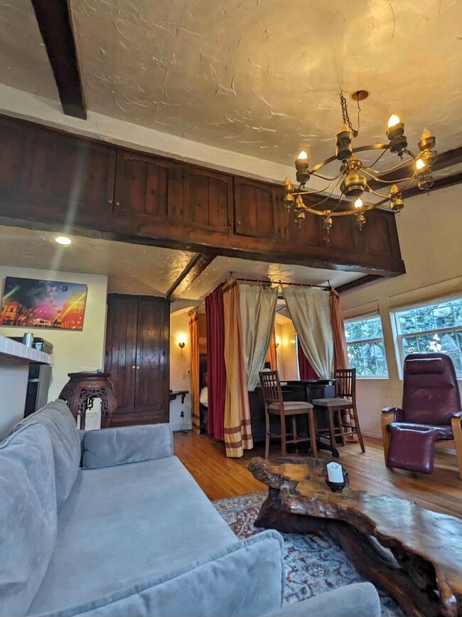 Foto del edificio - 12621 Victoria Ave