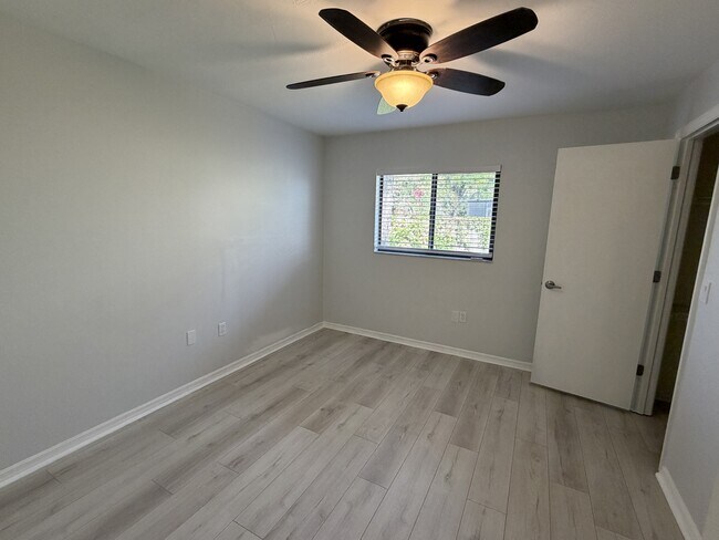 Foto del edificio - 8434 Cypress Lake Cir